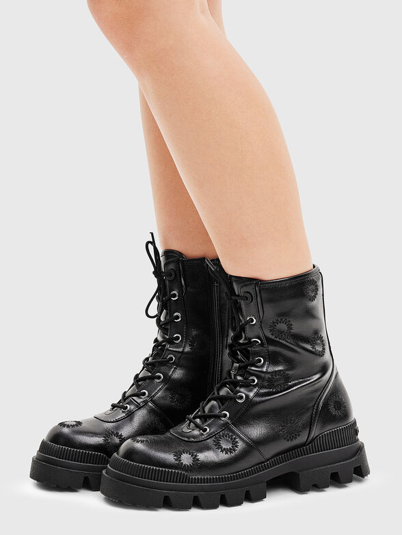 Boots with floral embroidery - 1