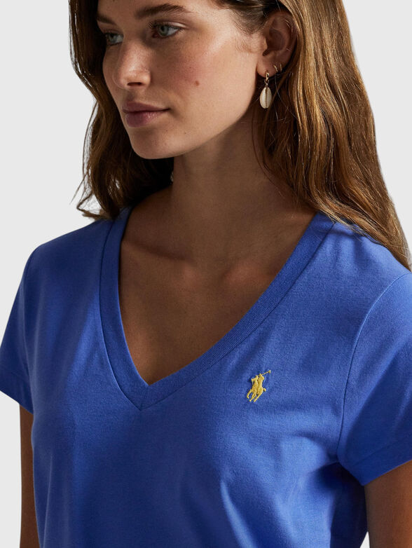 Cotton T-shirt with a V-neck - 4