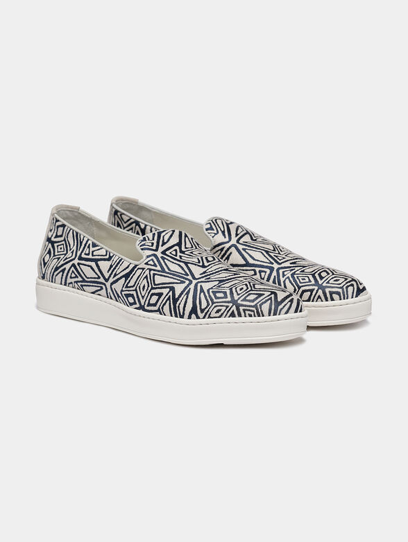 Slip on shoes with contrasting prin - 2
