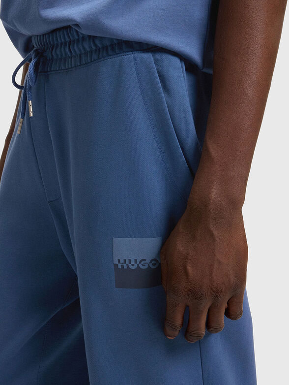 Cotton sports trousers with a logo print - 4