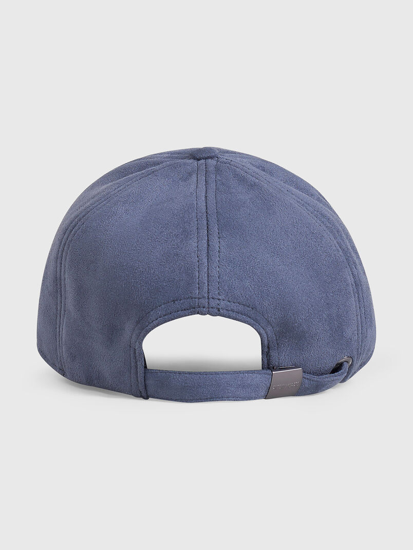 Baseball cap with a contrasting logo - 3