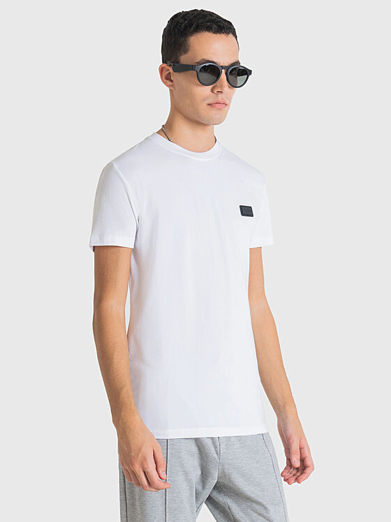 Бяла тениска с контрастен лого акцент - 1