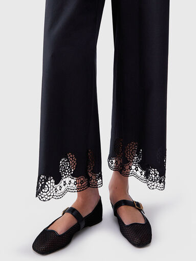 Cropped pants with lace embroidery - 4