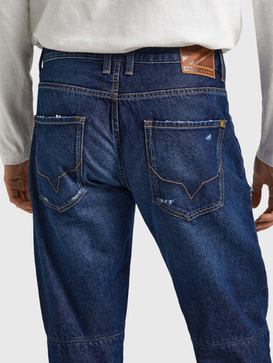 Dark blue jeans with logo patch - 3