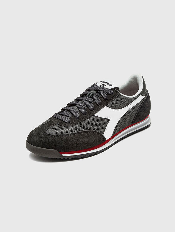 Sports shoes with contrasting trim - 2