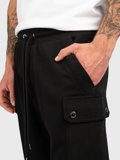 Sports trousers with pockets - 4