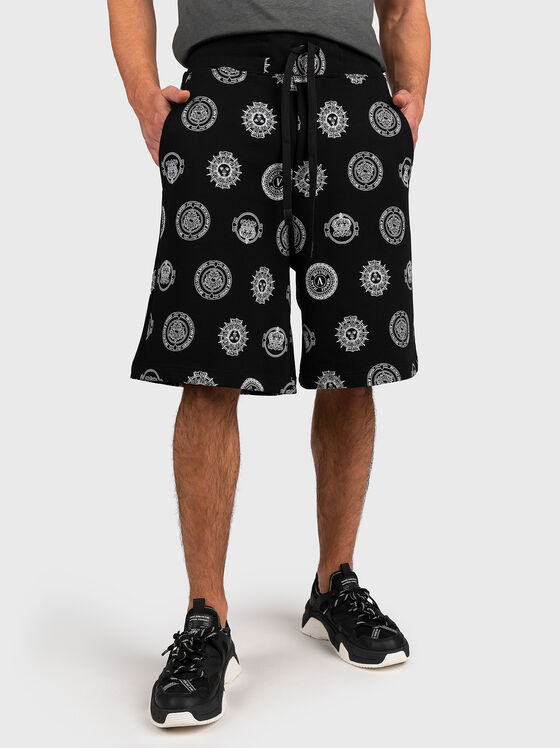 Къси панталони в черен цвят с лого десен - 1