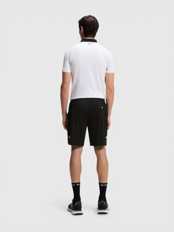 Short pants with a logo detail - 3