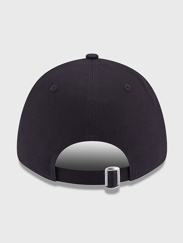 Black cap with contrasting details - 2