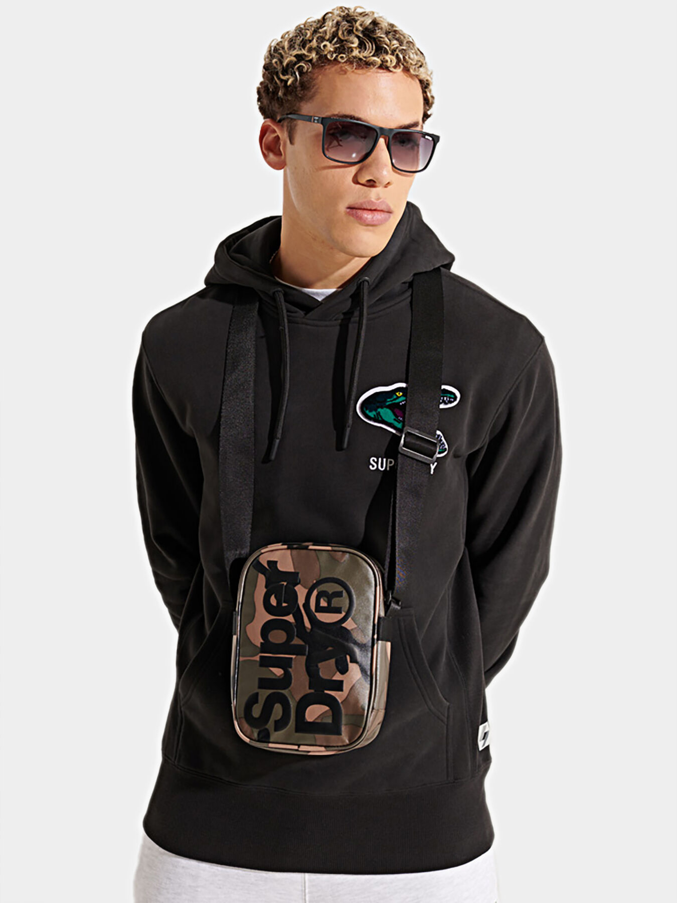 日本未入荷superdry 冒険魂Superdry メッセンジャーバッグ Crossbody bag with embossed logo accent brand SUPERDRY