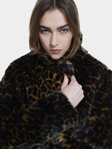 Faux fur coat with animal motifs - 3