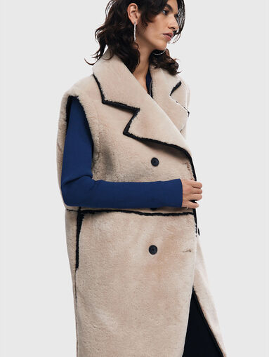 Coat with detachable sleeves - 4