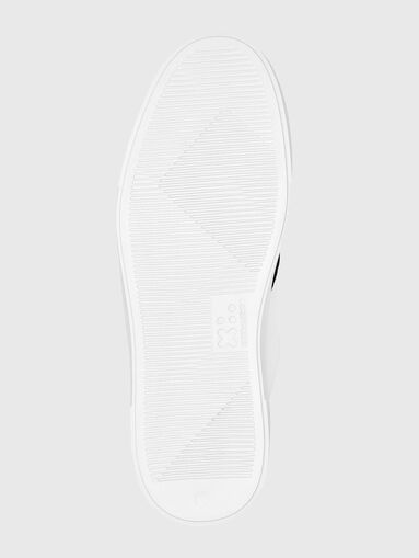 Sports shoes with logo - 4