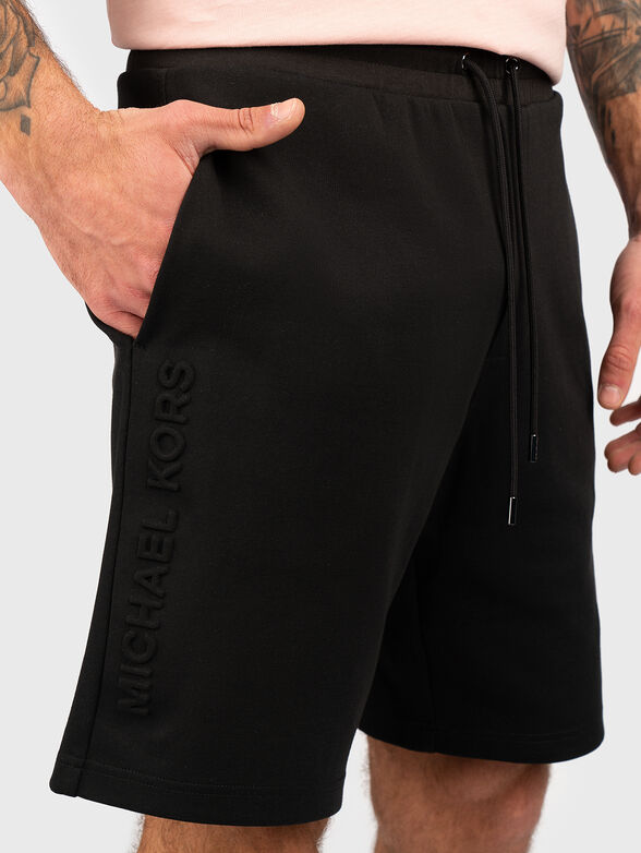 Beige shorts with embossed logo - 3