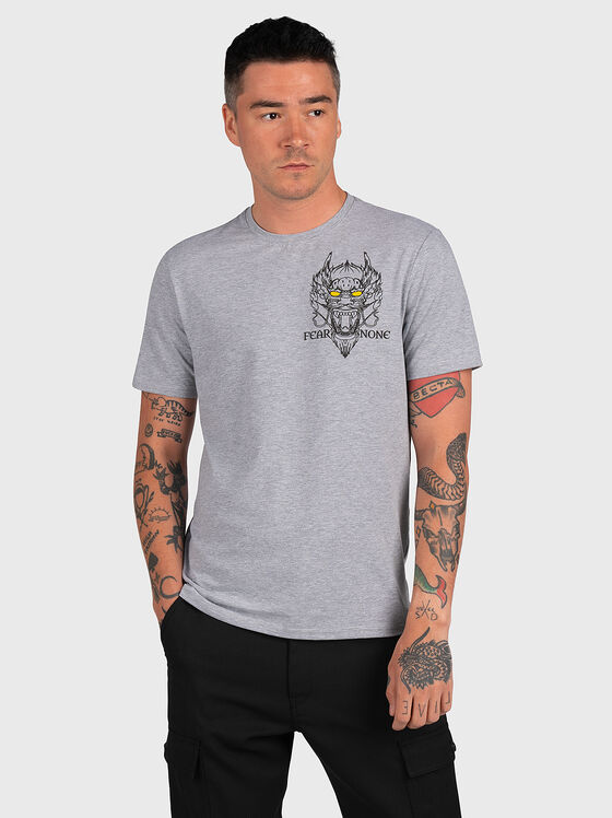 Тениска в сив цвят с принт - 1