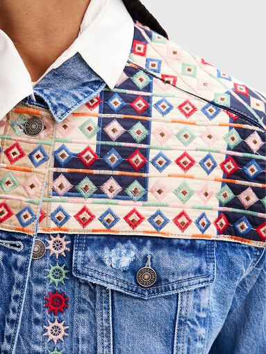 Denim jacket with art details and embroidery - 4