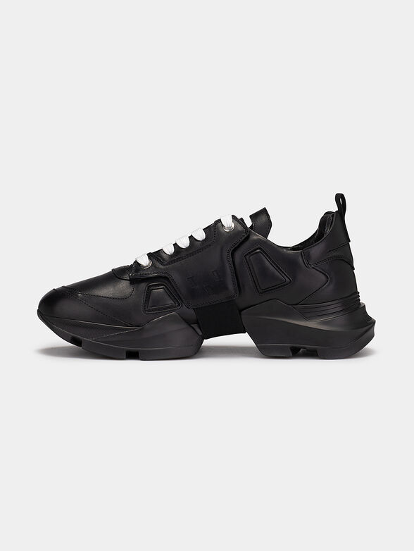 Black sports shoes with accent sole - 4