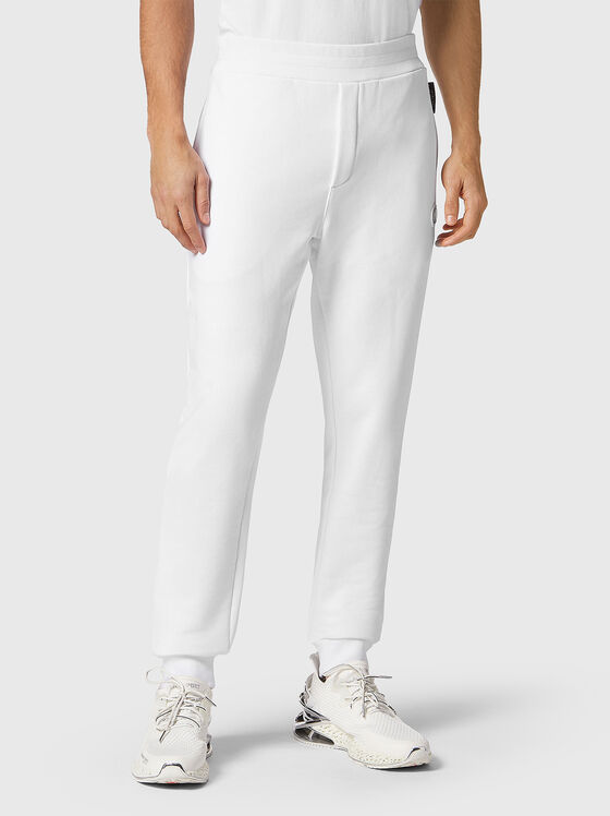 Бял спортен панталон с лого патчове  - 1