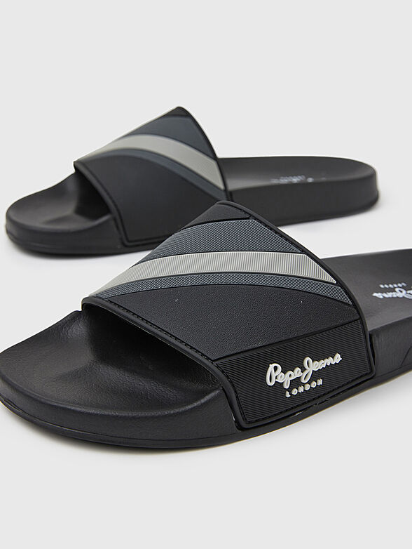 Beach shoes with logo accent - 4