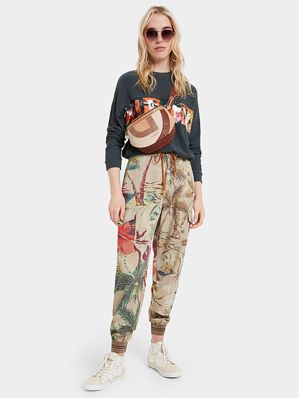 Cargo pants with floral motifs - 1