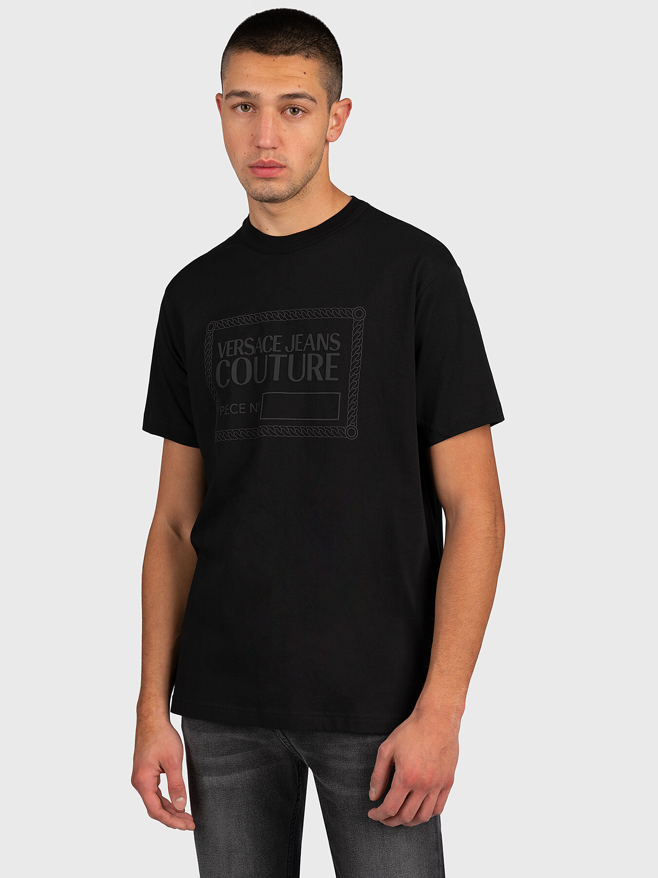 Tシャツ・カットソー VERSACE JEANS SS25 (78GAGT04 CJ01T003) Oversized T-shirt with logo print brand VERSACE JEANS