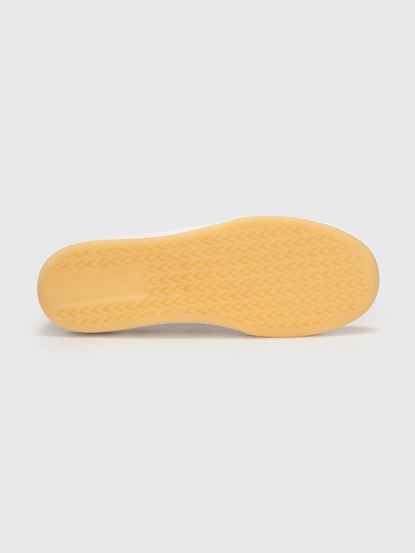White sport shoes - 5