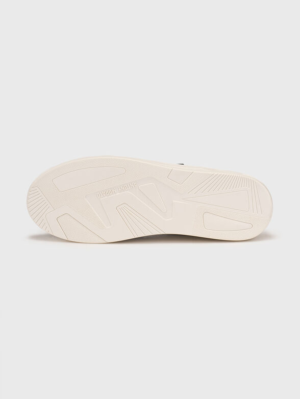 Sports shoes with contrasting elements - 4