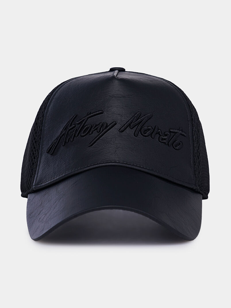 Baseball cap with embroidered logo - 3