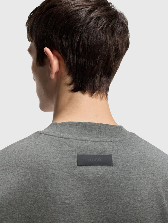 Gray T-shirt with a round neckline - 4