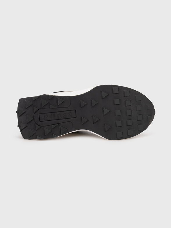 Sports shoes with gold logo accent - 5
