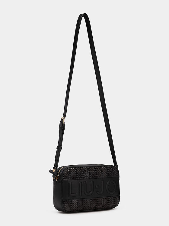 Черна кросбоди чанта с преплетена текстура - 2