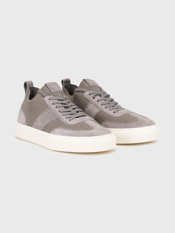 Sports shoes with suede elements - 1
