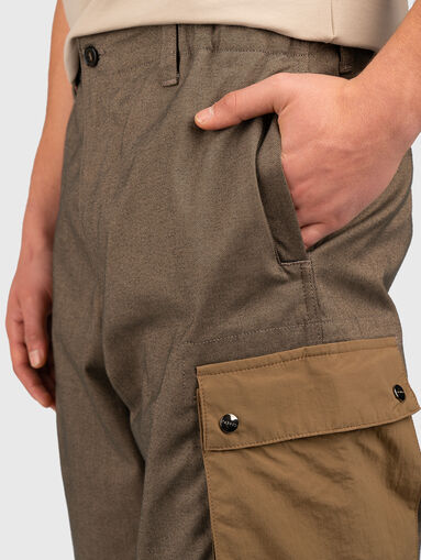 Cargo pants with contrast pockets - 3