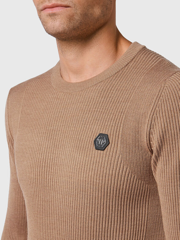 Beige sweater with oval neckline  - 4