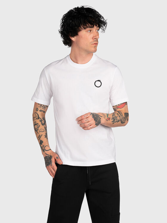 Бяла тениска с контрастен елемент - 1