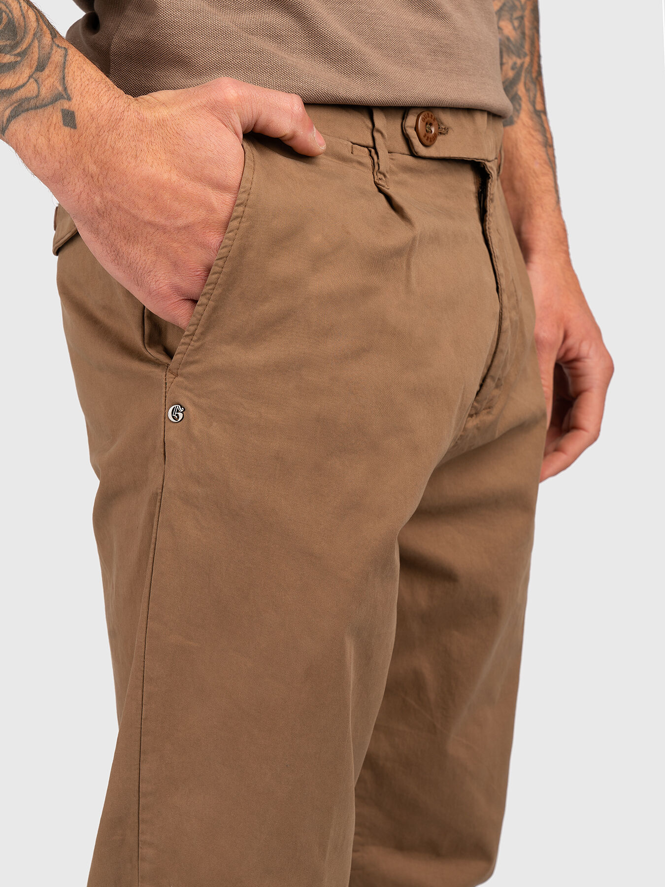 NOAH chino pants brand GUESS — Globalbrandsstore.com/en
