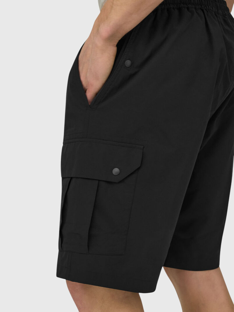 Shorts with an accent pocket - 3