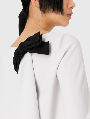 Blouse with contrast ribbon on the back - 5