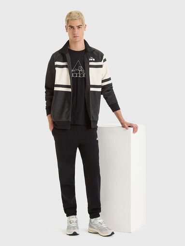 Unisex T-shirt with an accent logo print - 5