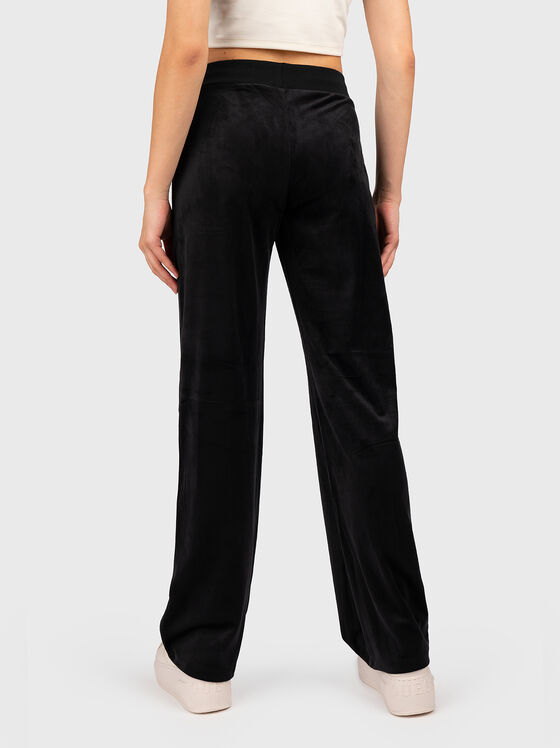 Кадифен спортен панталон в черен цвят  - 2