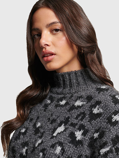 Oversized sweater with animal print - 4