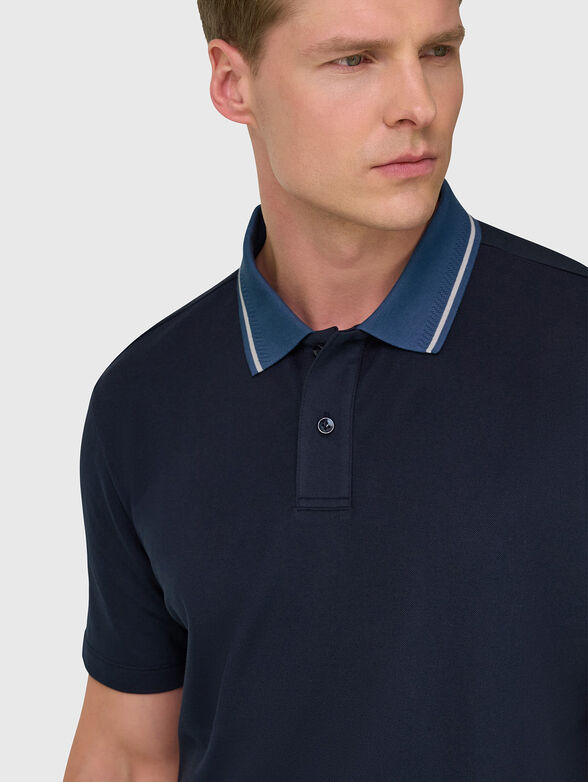 Polo shirt with a contrasting collar - 4