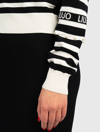 Vest with zip and logo accents - 5