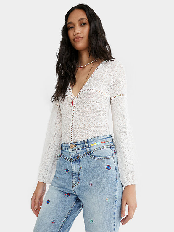 Jeans with embroidered details - 2