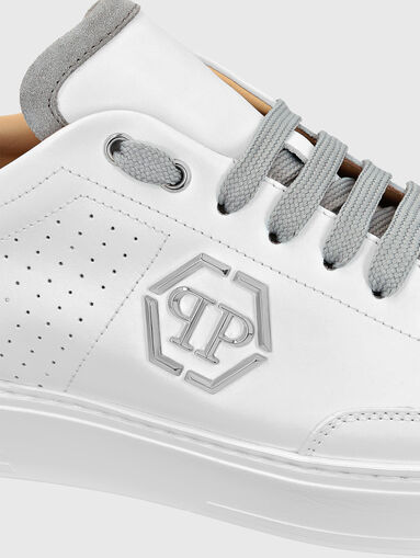 White sports shoes with dark blue details - 3