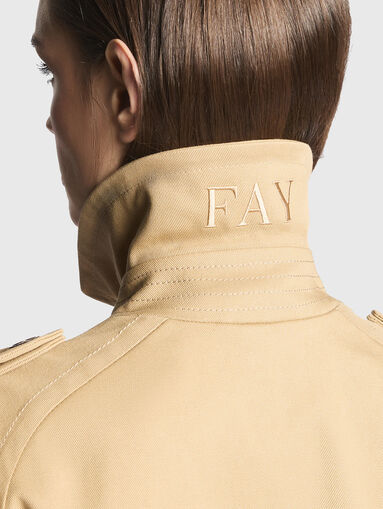 Short trench coat with a double-breasted closure - 5