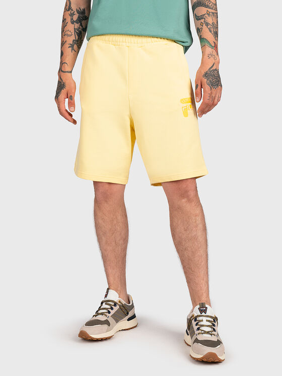 Къси панталони BAIERN в жълт цвят - 1