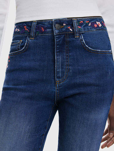 Slim jeans with embroidered details - 4