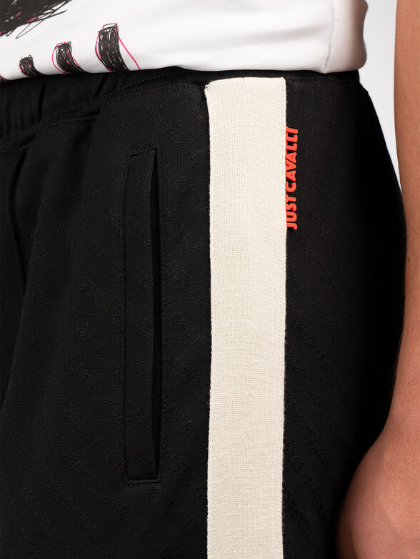 Shorts with contrast stripes  - 3