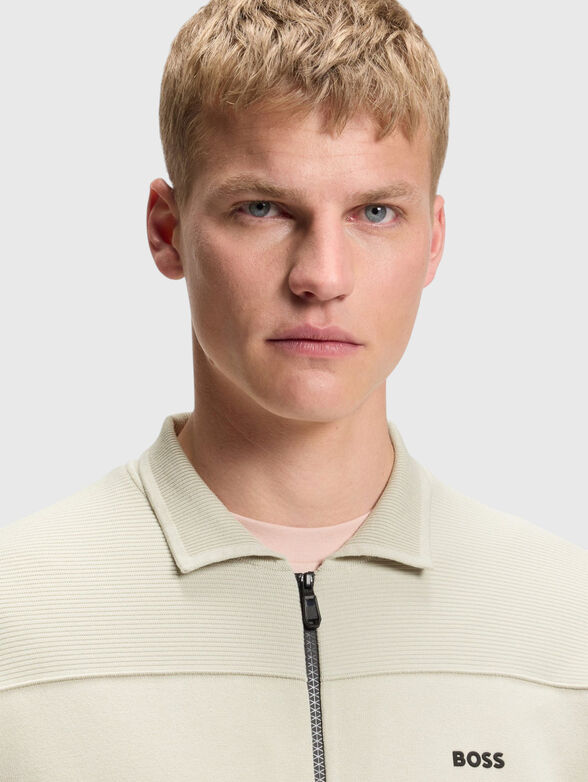 Zip-up vest with a graphic print - 4